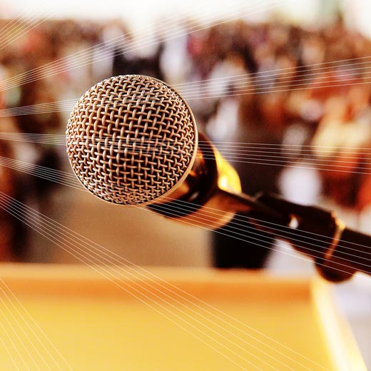 Photo close up of a microphone in a podium